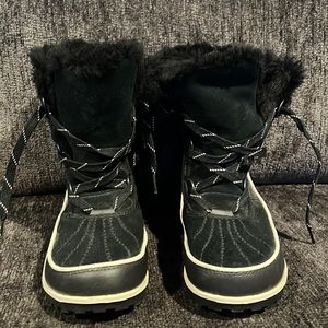Sorel size 9.5 womens black suede faux fur and waterproof ankle boots like new